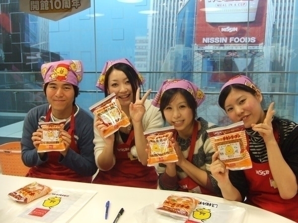 世界初！日本が世界に誇る食文化「インスタントラーメン」留学生と日本人学生が手作り体験